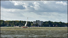 Seegelboot auf dem Langen See