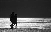 Spaziergänger im Gegenlicht auf dem Großen Müggelsee