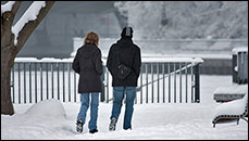 Spaziergänger auf dem verschneiten Luisenhain