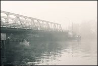 Angler unter der Langen Brücke im Nebel