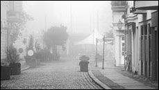 Grünstraße und Schloßplatz im Nebel