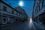 Grünstraße in Köpenick ohne Straßenbeleuchtung bei Vollmond
