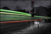 Lichtspuren bei Nacht - dunkle Kirchstraße