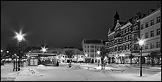 verschneiter Schlossplatz bei Nacht