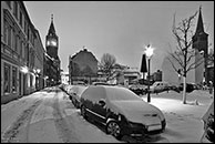 schneebedeckte Rosenstraße in einer Winternacht