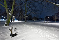 schneebedeckter Platz des 23. April in einer Winternacht