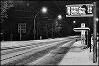 Haltestelle Bahnhofstraße Ecke Lindenstraße bei Nacht