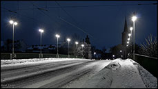 schneebedeckte Dammbrücke bei Nacht